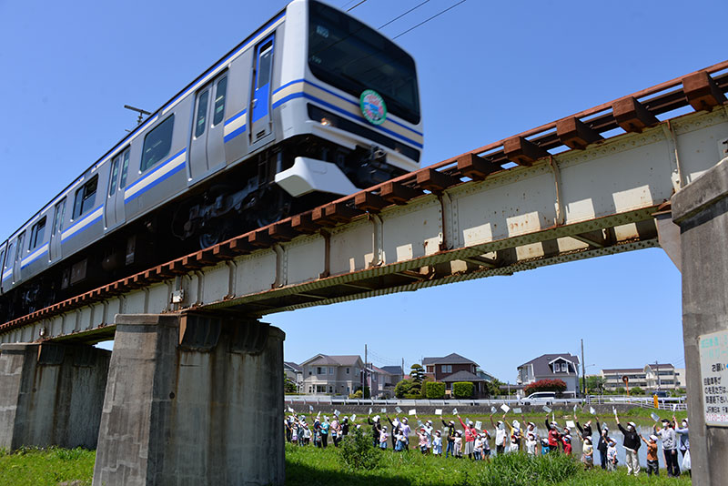 手を振る小学生 印西市