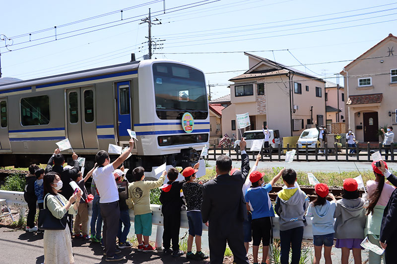 手を振る小学生 我孫子市