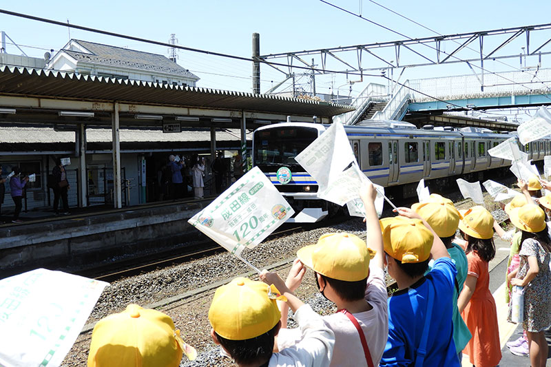 手を振る小学生 栄町