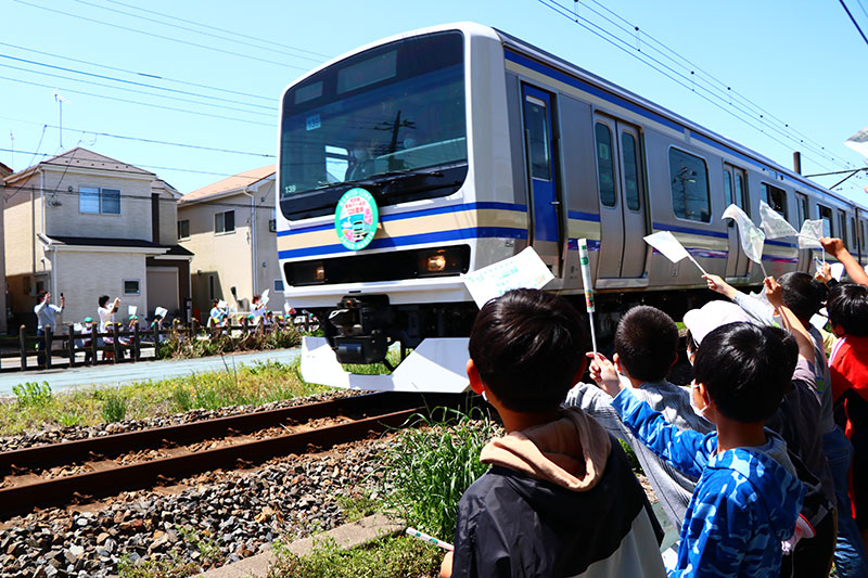 手を振る小学生 我孫子市