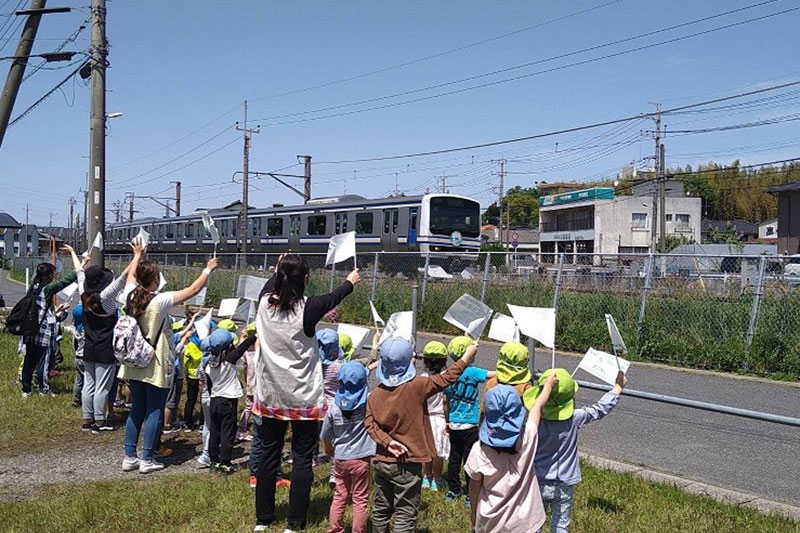 手を振る保育園児 栄町